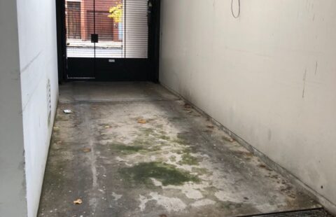 VENTA COCHERA CUBIERTA - 11 E/ 60 Y 61 - U$S 12.000